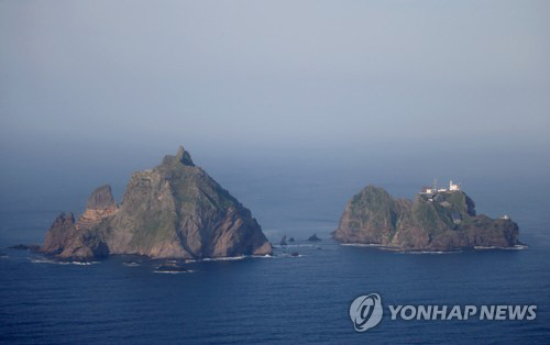 동해 상공에서 바라본 독도.<연합뉴스 자료사진>